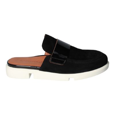 Right side view of Saccar Black Kidsuede/Patent