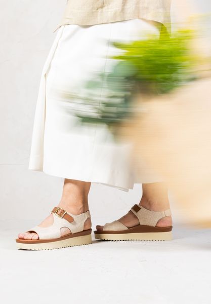 Lifestyle image of Azenor NATURAL LINEN/SADDLE