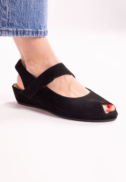 Lifestyle image of Berilita BLACK KIDSUEDE