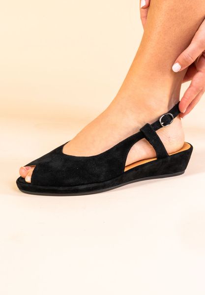 Lifestyle image of Brisella BLACK KIDSUEDE