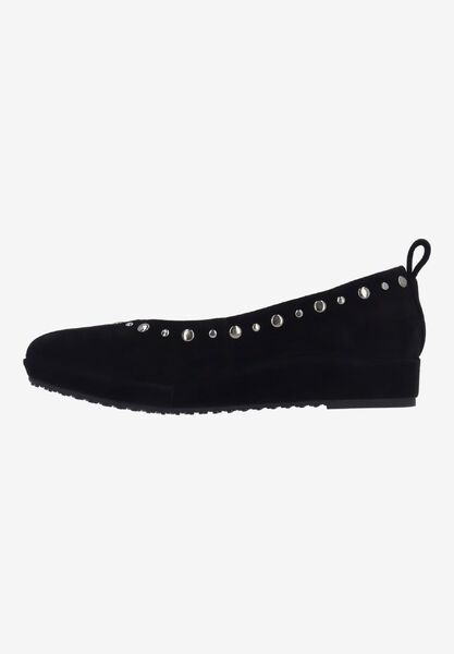 Left side view of Cerenza BLACK KIDSUEDE