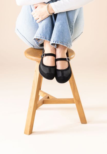Lifestyle image of Covessa BLACK KIDSUEDE/MESH
