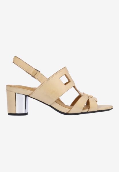 Right side view of Marise 