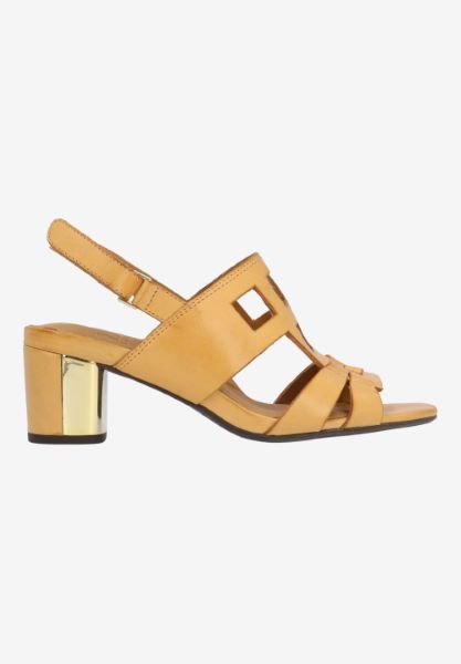 Right side view of Marise 