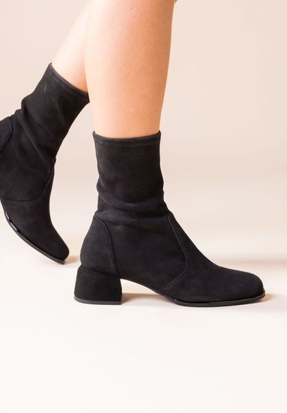 Lifestyle image of Nyvani BLACK STRETCH SUEDE