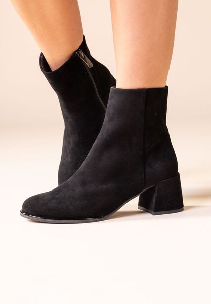 Lifestyle image of Pavella BLACK KIDSUEDE
