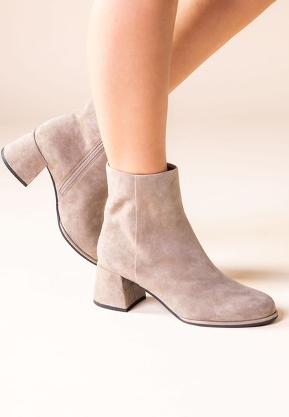 Lifestyle image of Pavella DK. TAUPE KIDSUEDE