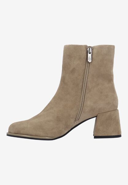 Left side view of Pavella DK. TAUPE KIDSUEDE